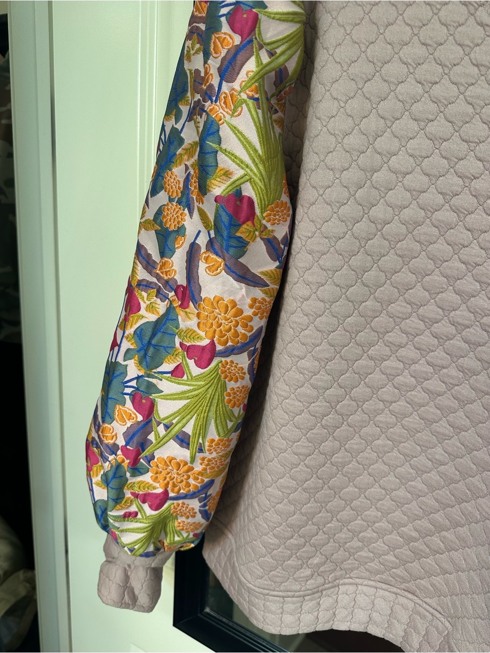 Pinky-Mauve Quilted Top with Tapestry Sleeves - Picture 11 of 12